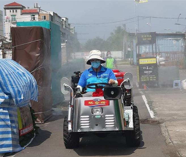 台南市永康区北兴里长郑文生去年登革热疫情时就开着农机改造的消毒车在里内喷药。（郑文生提供／程炳璋台南传真）