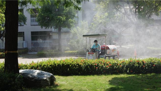 台南市永康区北兴里长郑文生自购一辆消毒车，并考取喷药执照，去年底登革热时开车在里内喷药。（郑文生提供／程炳璋台南传真）