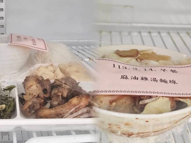 刘姓恶保母入所「吃香喝辣」独家画面曝。(读者提供)