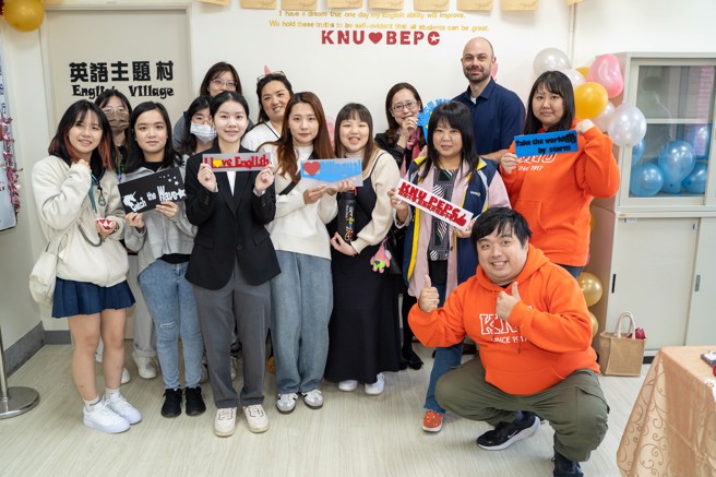 EMI同仁合影。(照片/開南大學提供)