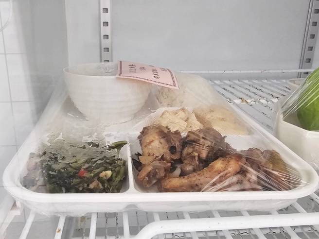 女所提供晚餐吃三杯鸡、青菜等，营养均衡。(读者提供)