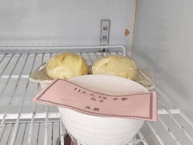 女所提供早餐吃包子和豆浆。(读者提供)