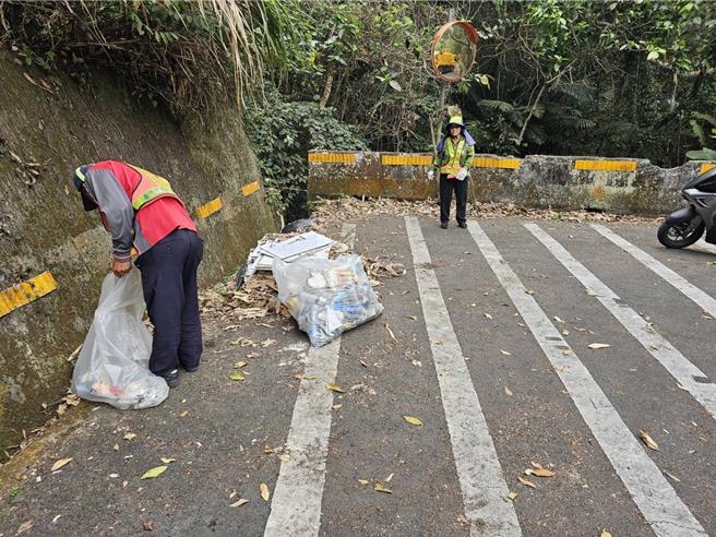 定居台湾的日本作家「日本人的欧吉桑」近日发现台中136线沿途满是垃圾，耗时2个半小时清出12袋垃圾，吸引数千网友按讚感谢；台中市环保局15日也动员太平区清洁队，清出约956公斤垃圾，后续将评估装设监视器取缔。（中市府提供／潘虹恩台中传真）