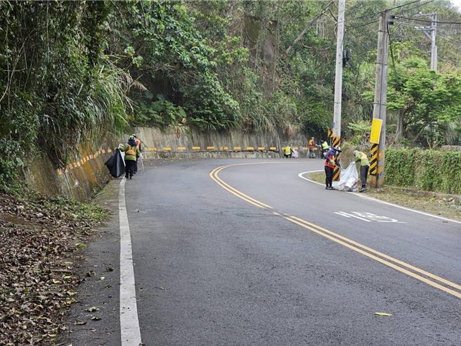 定居台湾的日本作家「日本人的欧吉桑」近日发现台中136线沿途满是垃圾，耗时2个半小时清出12袋垃圾，吸引数千网友按讚感谢；台中市环保局15日也动员太平区清洁队，清出约956公斤垃圾，后续将评估装设监视器取缔。（中市府提供／潘虹恩台中传真）