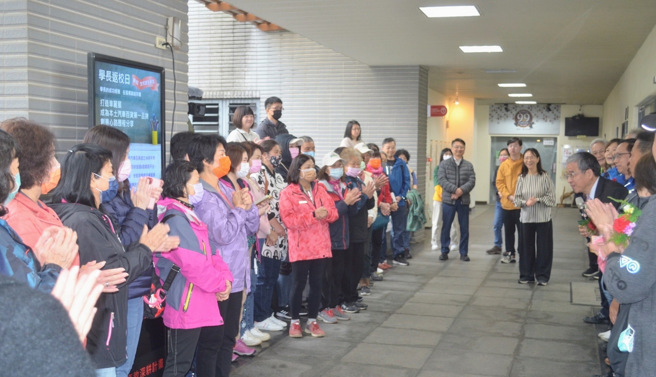 聖約翰科大婦女大學歡喜揭牌，唐彥博校長（左六）期盼能創造「共生、共榮、共贏」的青銀共學環境，讓大家看到聖約翰科大是一個善盡大學社會責任、服務社會及回饋社區的好大學。(照片/聖約翰科技大學提供)