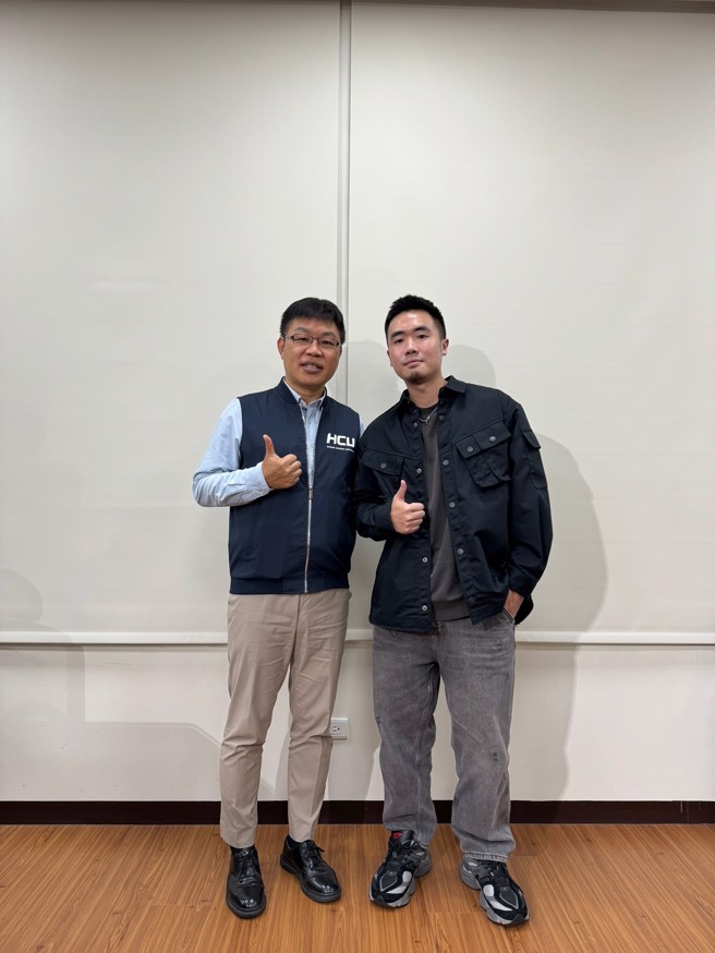 玄奘大学简绍琦校长与毕业校友和卓尔合影。(照片/玄奘大学提供)