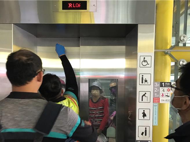 彰化县员林火车站15日下午发生民眾受困电梯事件，消防员到场以万能锁打开电梯门，将受困民眾引导出电梯。（民眾提供／孙英哲彰化传真）