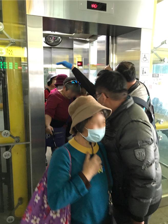 彰化县员林火车站15日下午发生民眾受困电梯事件，消防员到场以万能锁打开电梯门，将受困民眾引导出电梯。（民眾提供／孙英哲彰化传真）