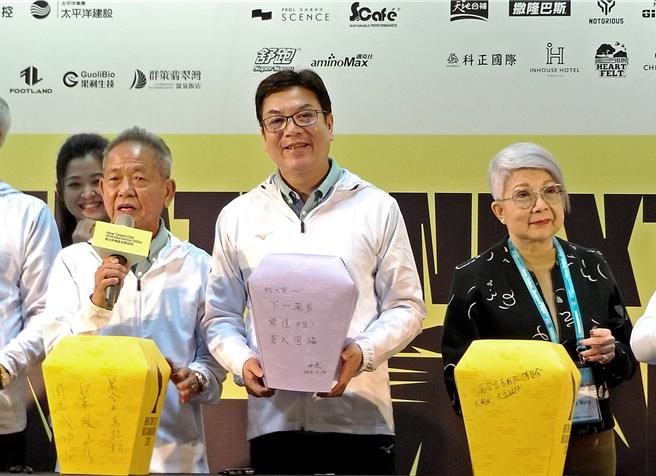 新北市副市長劉和然（中）15日出席2024新北市萬金石馬拉松菁英選手歡迎會。（張鎧乙攝）