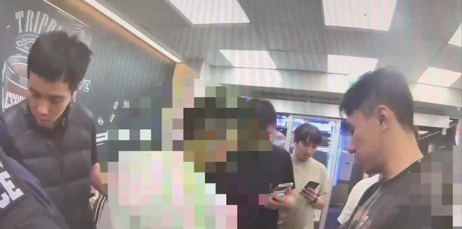 台北市1名29岁李姓男子，昨14日晚间在一间超商内，警方巡签时发现他行迹可疑、眼神涣散，疑似提领车手，遂上前盘查。（翻摄画面）
