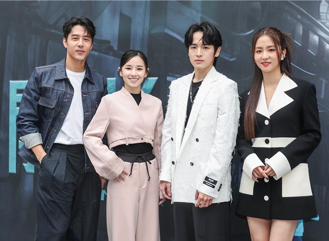 胡宇威（左起）、卢以恩、张丰豪、周晓涵出席微电影记者会。（粘耿豪摄）