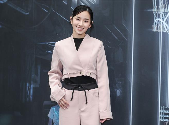 卢以恩饰演为爱疯狂的学生。（粘耿豪摄）