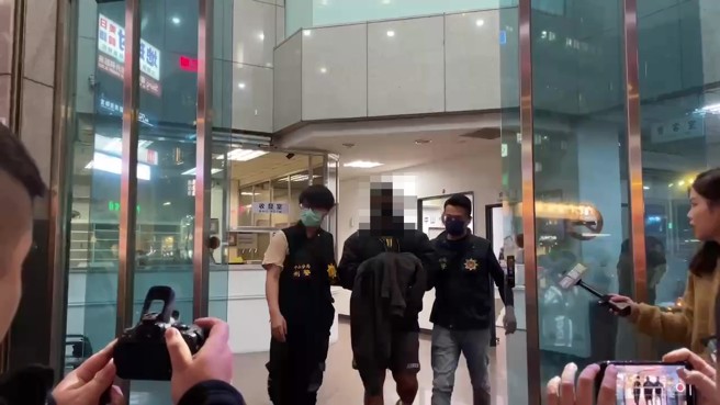 晚间6时许警方将他移送北检侦办时，「PEETA葛格」还以「Supreme Peace」潮牌外套遮掩手上的手铐。（翻摄画面）