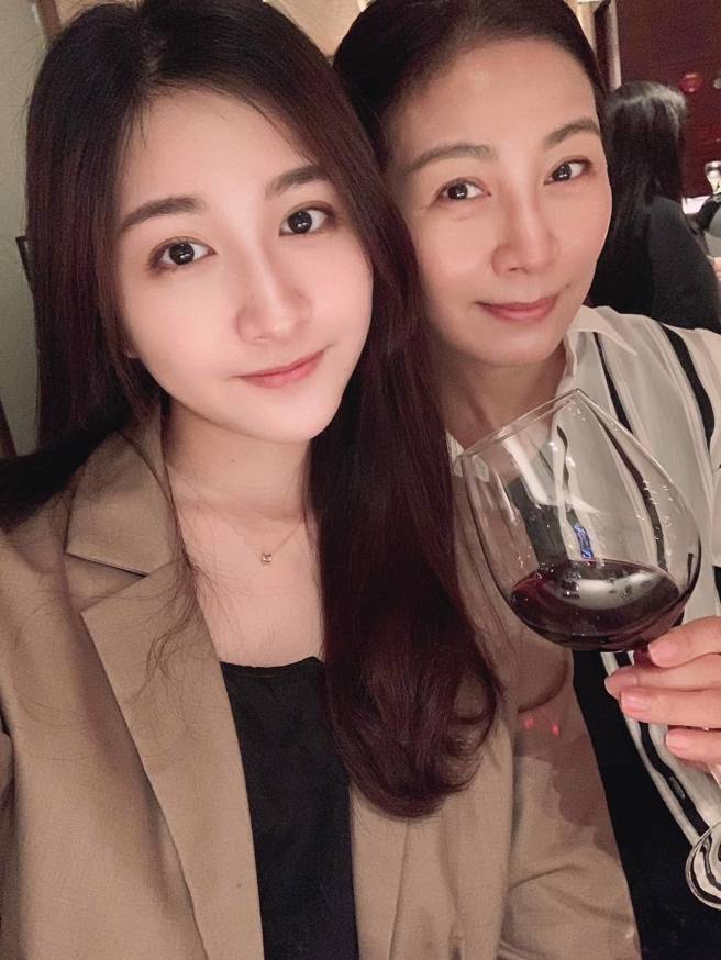 于齊薇與媽媽方文琳。（圖／于齊薇臉書）