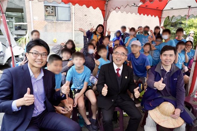 今年為台大農場百歲紀念，15日舉辦春耕祭天插秧活動，邀請銘傳國小師生共同參加。圖左至右為銘傳國小校長卓家意、台大校長陳文章以及台大生農學院院長林裕彬。(台大提供)