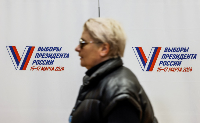 2024年3月15日，俄罗斯莫斯科州总统大选举期间的，一间投票所外面。（路透社）
