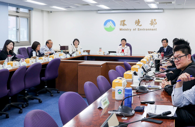 環境部15日下午召開台灣首次的碳費費率審議會，邀請相關機構、專家學者、民間團體等代表，初步討論未來碳費審議程序，並將牽動台灣發展路徑。（粘耿豪攝）