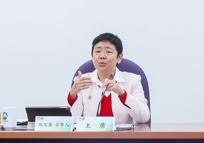 環境部15日下午召開台灣首次的碳費費率審議會，邀請相關機構、專家學者、民間團體等代表，初步討論未來碳費審議程序，並將牽動台灣發展路徑，圖為會議主席，環境部政務次長施文真。（粘耿豪攝）