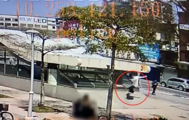 8名外籍人士，在台北捷運板南線的永寧站玩滑板，造成捷運出口玻璃毀損。（翻攝畫面）