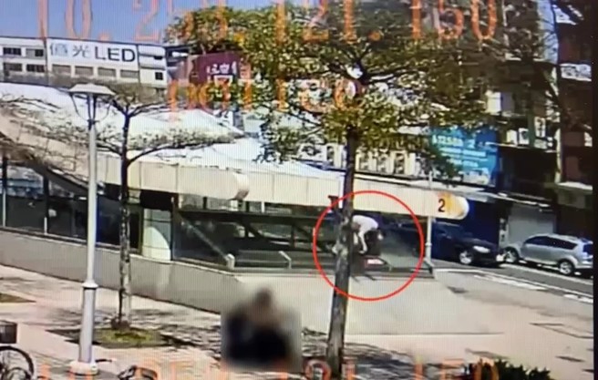 8名外籍人士，在台北捷運板南線的永寧站玩滑板，造成捷運出口玻璃毀損。（翻攝畫面）