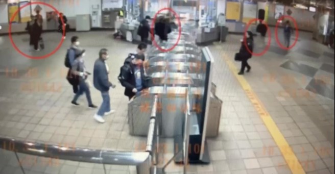外籍人士卻各自以跳閘門逃票等方式離開現場。（翻攝畫面）