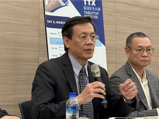 兵推团队主持人刘復国直言，台湾现在多个领域都极度脆弱，若仍延续过去「政治一面倒」的情况，问题就会持续显现。（李奇叡摄）