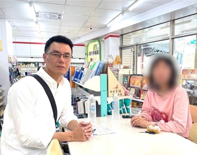 芳苑警分局第三組巡佐許宏榮（左）在台中找到王女，並雞婆勸王女與其父親聯繫。（翻攝芳苑警分局臉書／孫英哲彰化傳真）