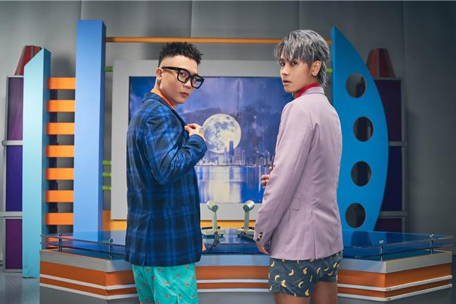 鼓鼓（右）和蕭秉治推出新歌〈下半身管不住〉MV。（相信音樂提供）