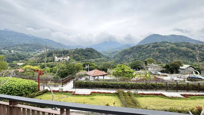 男童亲友将孩子花葬在阳明山第一公墓阳明山臻爱楼（E1区），「希望祂能够在天堂无忧无虑、不再受恐惧」。（翻摄亲友脸书）