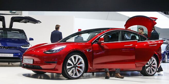 电动车龙头特斯拉遭富国银行看衰销售前景，致近日股价跌势加剧、重摔至十个月低点，凸显电动车热潮恐怕已消退。图／新华社