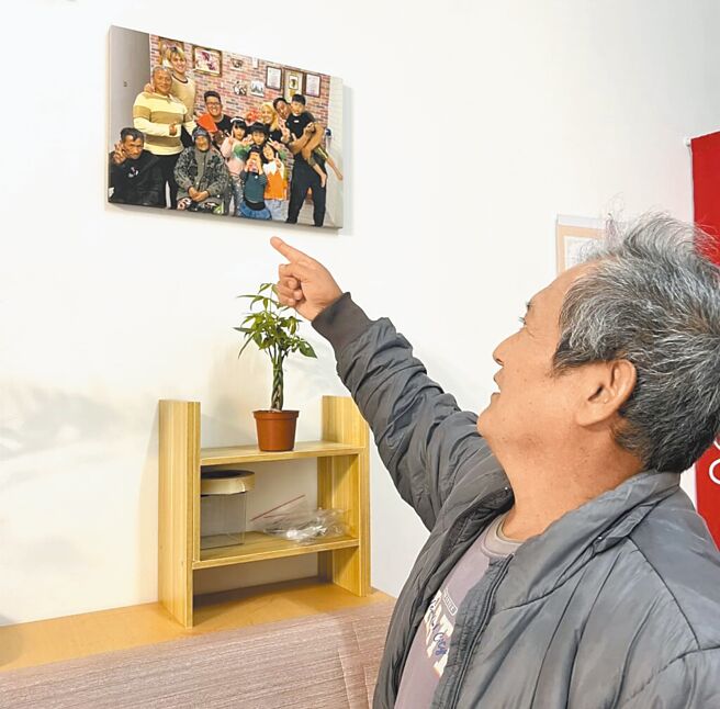 台东县布农族猎人王光禄，因持枪狩猎被判刑，最高法院14日改判无罪确定。王光禄站在亡母与儿孙合照前说「我没有罪了」。（读者提供／萧嘉蕙台东传真）