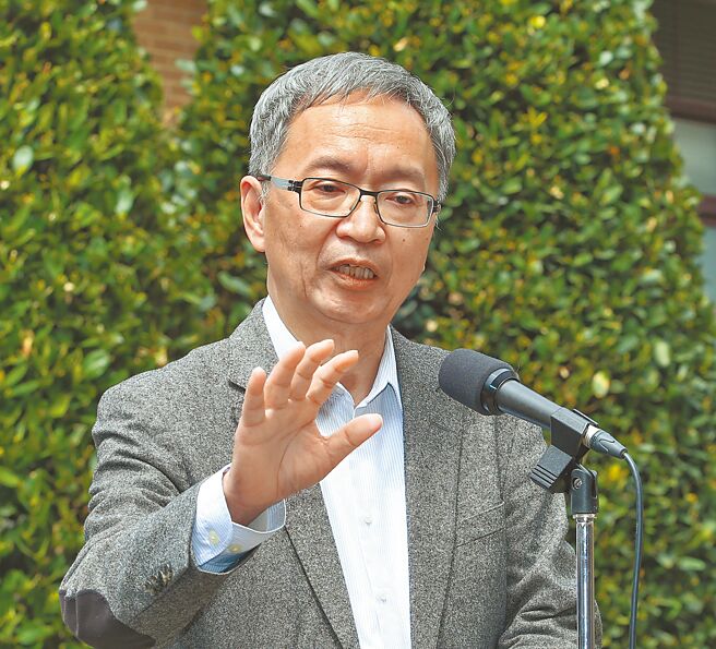 卫福部长薛瑞元在14日表示，重大儿虐会议是地方本来就可以召开的，但中央地方之间的沟通与解释并不是很顺畅，中央有责统一，这是卫福部所必须要负起的责任。（王英豪摄）