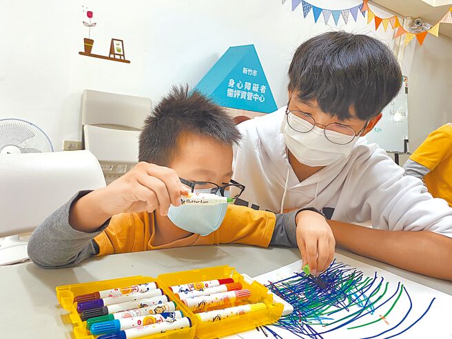 图为社工为身心障碍者提供一对一福利服务需求评估。（新竹市政府社会处）（示意图，非新闻当事人）