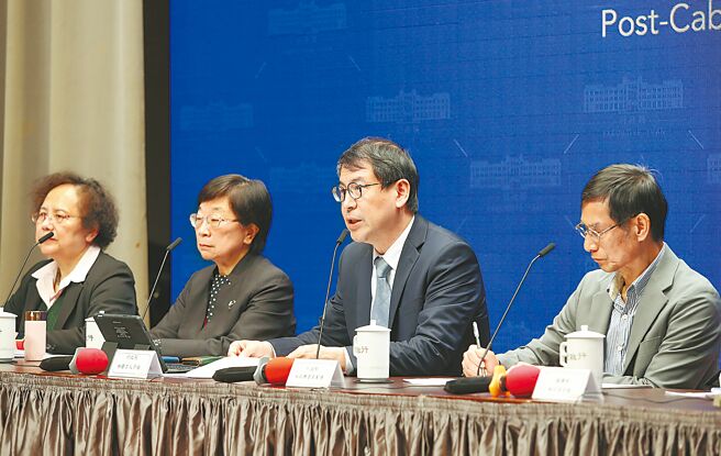 苏丹红毒辣椒粉流窜全台，14日行政院会后记者会，发言人林子伦（右二）转述陈揆裁示，研议成立「食安检验基金」，为国人食品安全把关。（王英豪摄）