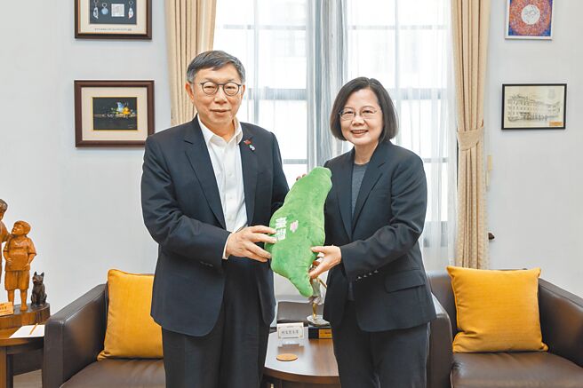 台湾民眾党主席柯文哲（左）14日拜会蔡英文总统（右），双方就「劳保年金改革」、「提升国防预算」、「强化社会安全网」，及「政党沟通平台」等4大重要议题进行意见交流。（总统府提供）