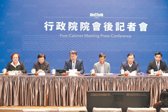 行政院发言人林子伦（左三）转述院长陈建仁裁示，将成立「食安检验基金」，透过政府管理、产业自律、民间参与等三方协力合作，放大食品安全管理效率，为国人食品安全把关。（王英豪摄）