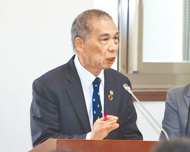 针对立委询问台湾目前天然气安全存量有几天？中油董事长李顺钦14日在立法院答询表示，事业天然气安全存量的标准是8天，我们现在储存约11天。（姚志平摄）