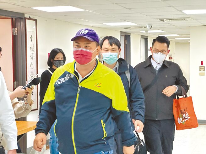 国民党台北市议员陈重文（前）议会研究室14日上午遭到检方与廉政署搜索，搜索结束后陈重文也遭到检方带回台北地检署复讯。（丁上程摄）