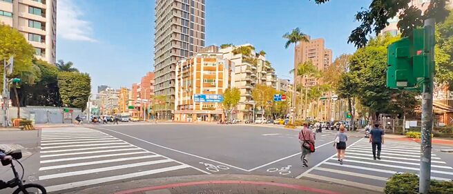 台北市交工處持續辦理路口紅綠燈行人綠燈早開計畫，截至今年2月，北市已累計設置970處路口，約35％號誌化路口。（台北市交工處提供／劉彥宜台北傳真）