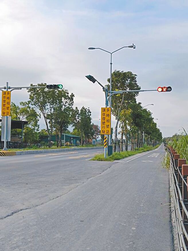 台九线花莲玉里镇大禹路段拓宽后，汽、机车道号志秒差大，机车族抱怨红灯90秒绿灯只有10秒，批评是省道「最怪的机车道」。（取自脸书我爱玉里／王志伟花莲传真）