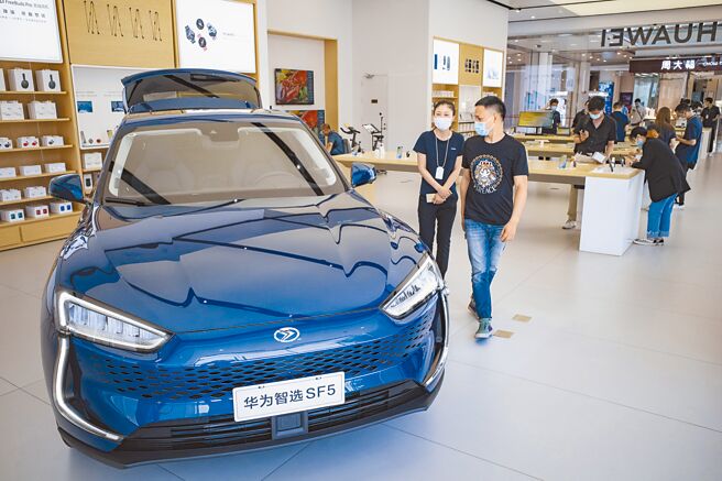 北京大學國發院經濟學教授盧鋒指出，營造國際善意環境，將有助消化「新三樣」產能過剩。圖為華為新能源車。（中新社）