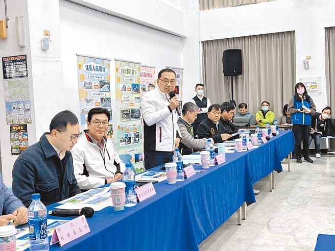 新北市長侯友宜（左三）14日率行政團隊赴平溪區參加行動治理座談會，傾聽民代及里長第一線民意。（高鈞麟攝）