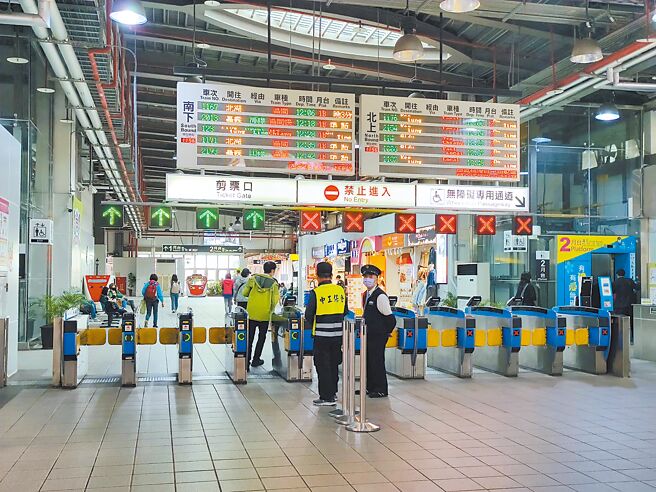 立委万美玲、鲁明哲担心桃园铁路地下化尚未有具体进展，编列的经费1048亿元已经用罄，加上文资调查尚未启动，呼吁交通部估算应追加的预算及加快文资进度。（赖佑维摄）