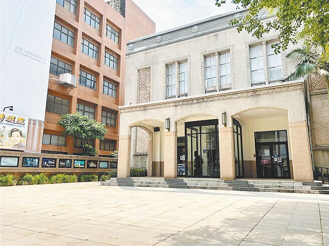 新竹市影像博物館去年與委外業者解約後，回歸市府自營，市府擬將影博館後棟1、2樓部分委外經營，但多位市議員不滿文化局多個展館委外做餐飲，認為有更合適的使用方式。（本報資料照片）