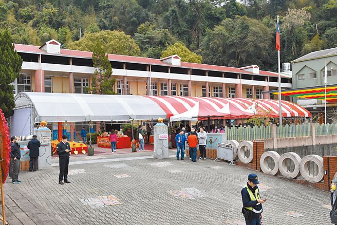 苗栗縣三義鄉鯉魚國小原有校舍啟用已超過40年，並以「老背少」在舊建築上搭建新教室，苗栗縣政府評估需拆除重建，經向中央爭取9千多萬經費拆除重建。（謝明俊攝）