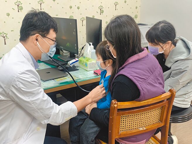 天气转热，卫福部台中医院小儿科也陆续收治肠病毒病患。（冯惠宜摄）