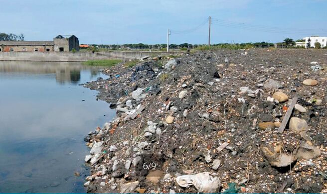 合法申请农田土壤改良困难，载运废弃土的车辆流窜云林农田及鱼塭，图为一处鱼塭被回填废弃土。（云林县府提供／周丽兰云林传真）