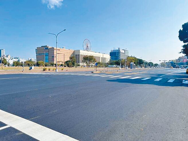 高市府工務局道路養護工程處近期針對前鎮區擴建路進行改善，就近取材使用中鋼轉爐石搭配改質瀝青刨鋪翻新。（高市工務局提供／楊舒婷高雄傳真）