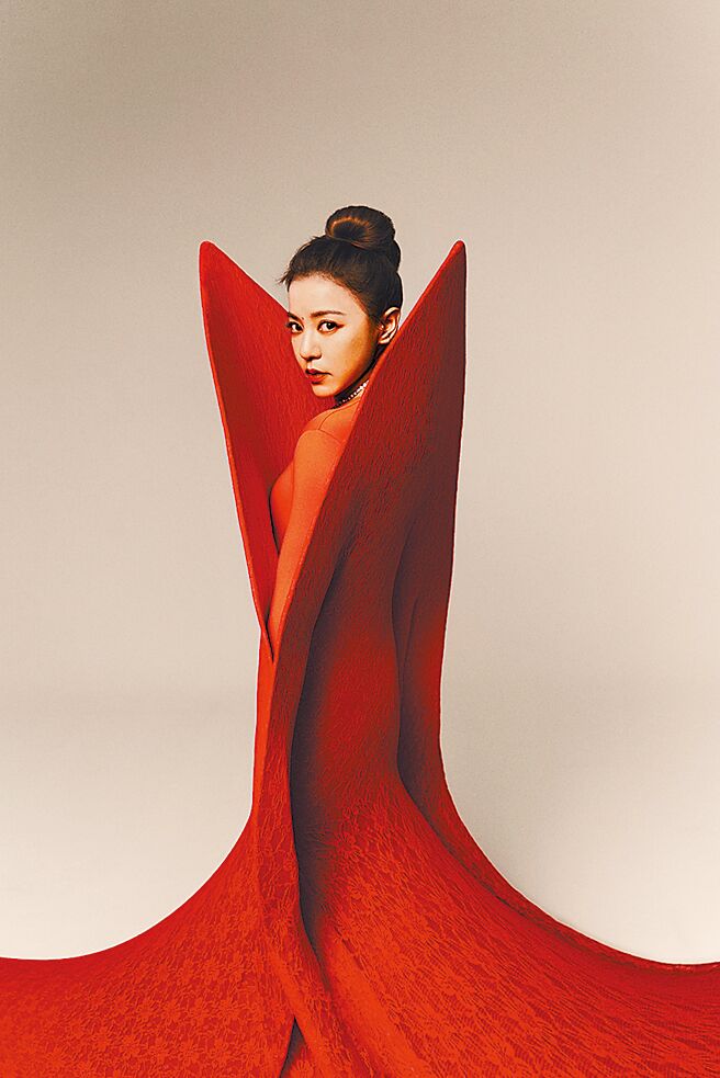 丁噹近来推出新专辑，用心打造亮眼造型。（相信音乐提供）