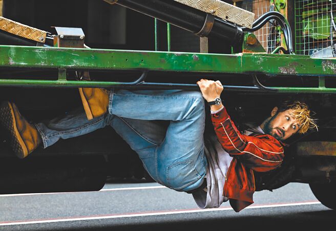 莱恩葛斯林在新作化身真正的「特技玩家」。（UIP提供）